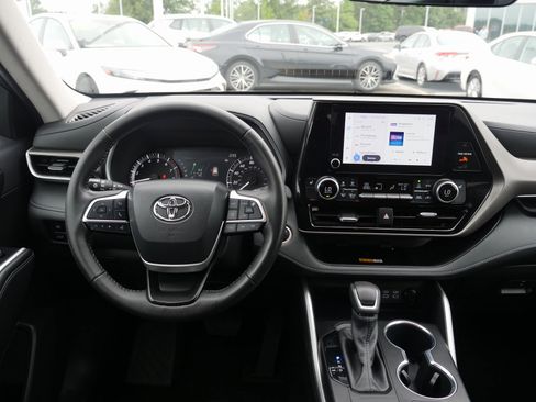 Used 2024 Toyota Highlander XLE image 19