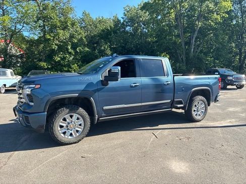 Used 2025 Chevrolet Silverado 3500 High Country w/ Technology Package AWD/4WD image 2