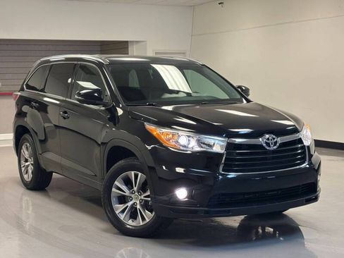 Used 2014 Toyota Highlander XLE FWD image 2
