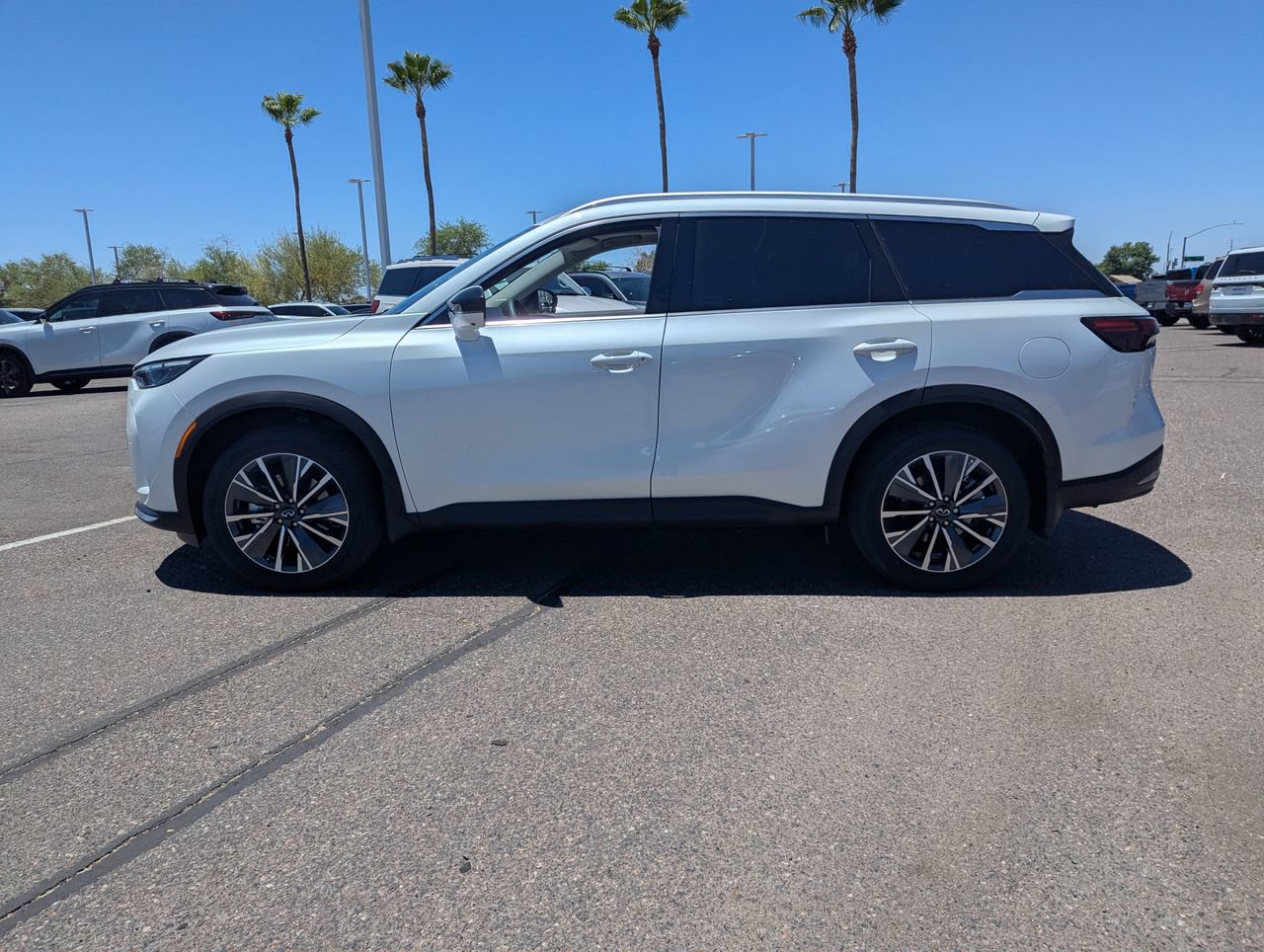 Certified 2027 INFINITI QX60 Luxe w/ Family Package AWD/4WD image 2