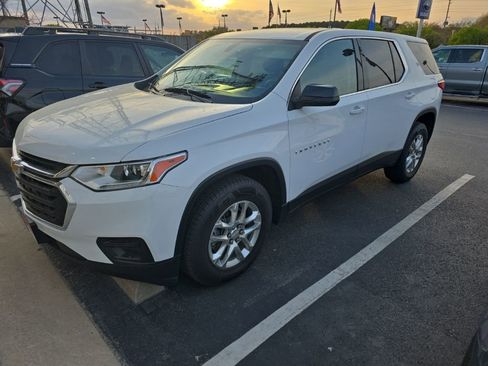 Used 2021 Chevrolet Traverse LS image 1