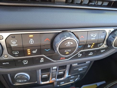 Used 2024 Jeep Wrangler Unlimited Sahara w/ Technology Group image 15