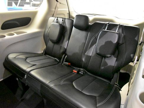 Used 2024 Chrysler Pacifica Limited FWD image 17