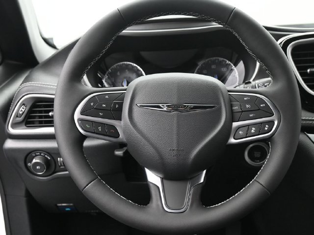 New 2025 Chrysler Pacifica Select w/ Uconnect Theater Family Group AWD/4WD image 28
