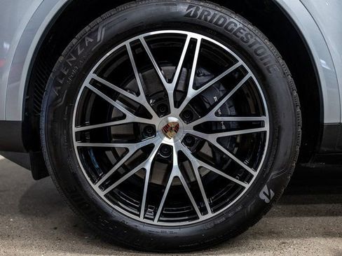 Certified 2025 Porsche Cayenne AWD/4WD image 19
