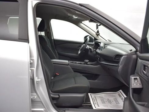 Used 2024 Nissan Rogue S AWD/4WD image 17