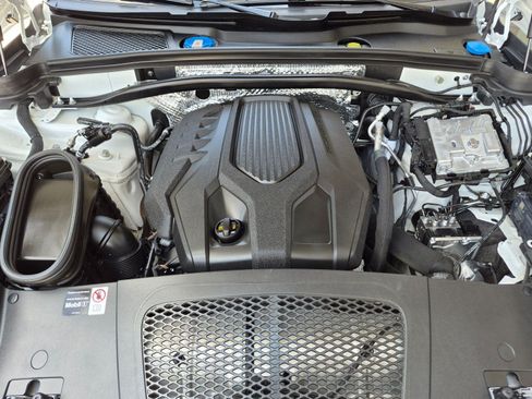 Certified 2026 Porsche Macan AWD/4WD image 28