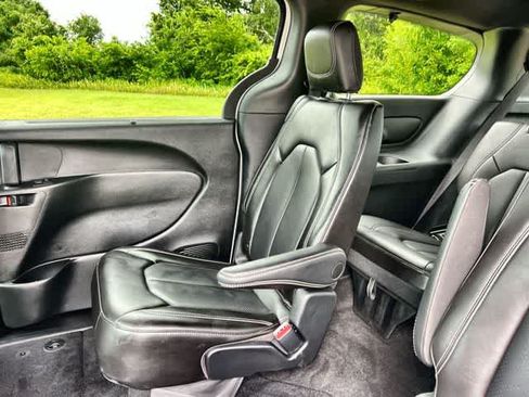 Used 2023 Chrysler Pacifica Touring-L w/ S Appearance Package FWD image 14
