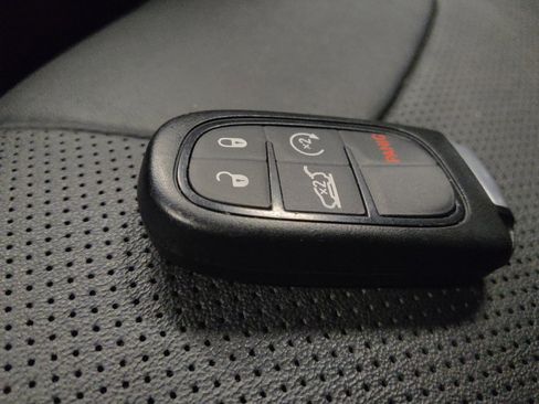 Used 2021 Jeep Cherokee Latitude Lux w/ Comfort/Convenience Group AWD/4WD image 32