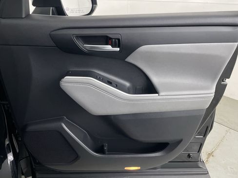 Used 2021 Toyota Highlander XLE image 25