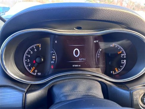 Used 2019 Jeep Grand Cherokee Laredo w/ 18" Wheel & 8.4" Radio Group image 15