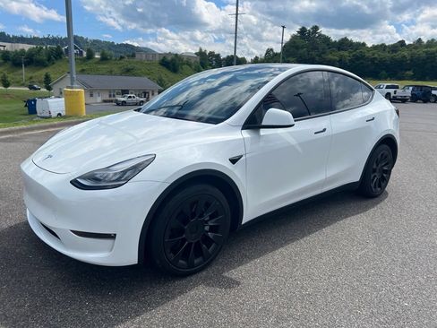Used 2023 Tesla Model Y Long Range AWD/4WD image 1