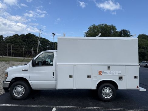New 2027 Ford E-350 and Econoline 350 Super Duty w/ Power Equipment Group RWD image 5