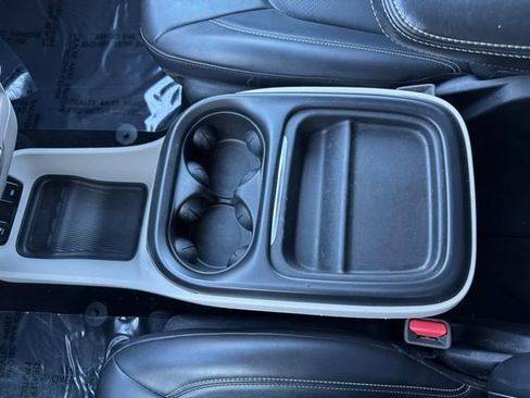 Used 2020 Chrysler Voyager Lxi FWD image 13