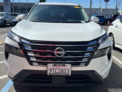 Certified 2025 Nissan Rogue SV image 5