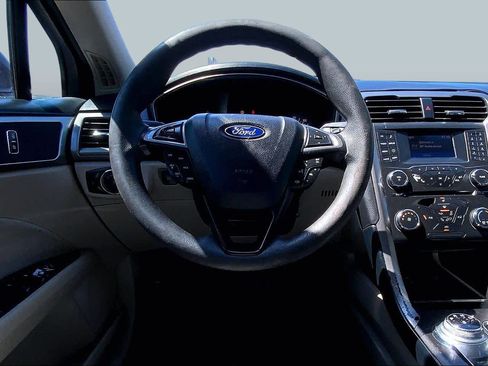 Used 2017 Ford Fusion SE FWD image 6
