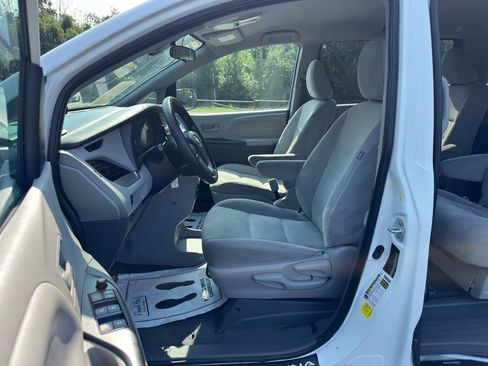 Used 2020 Toyota Sienna L FWD image 11