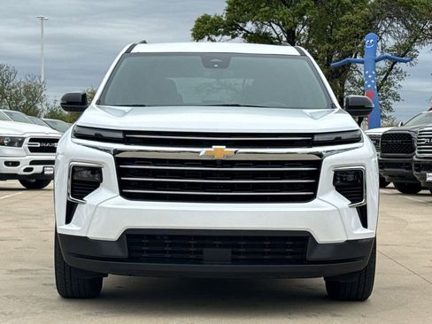 Used 2025 Chevrolet Traverse LT image 2