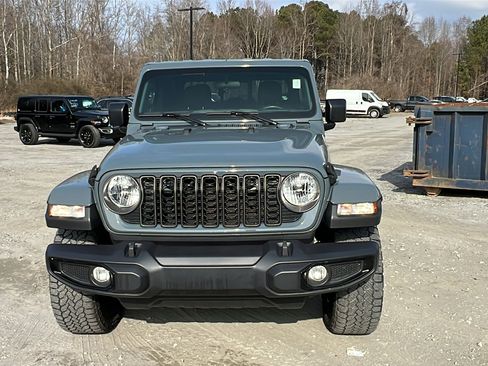 Used 2024 Jeep Gladiator Sport image 3