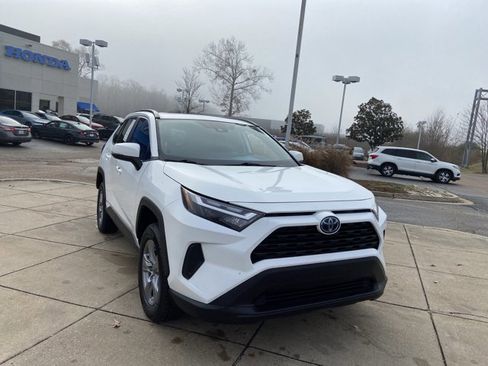 Used 2022 Toyota RAV4 XLE image 2