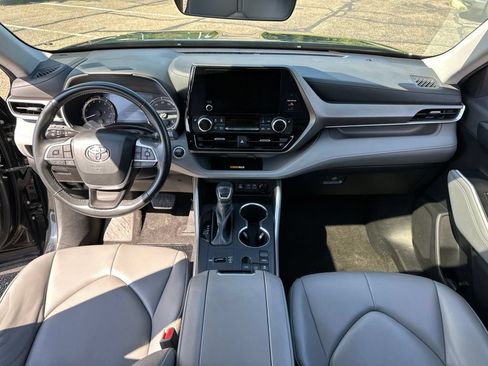 Used 2024 Toyota Highlander XLE FWD image 47