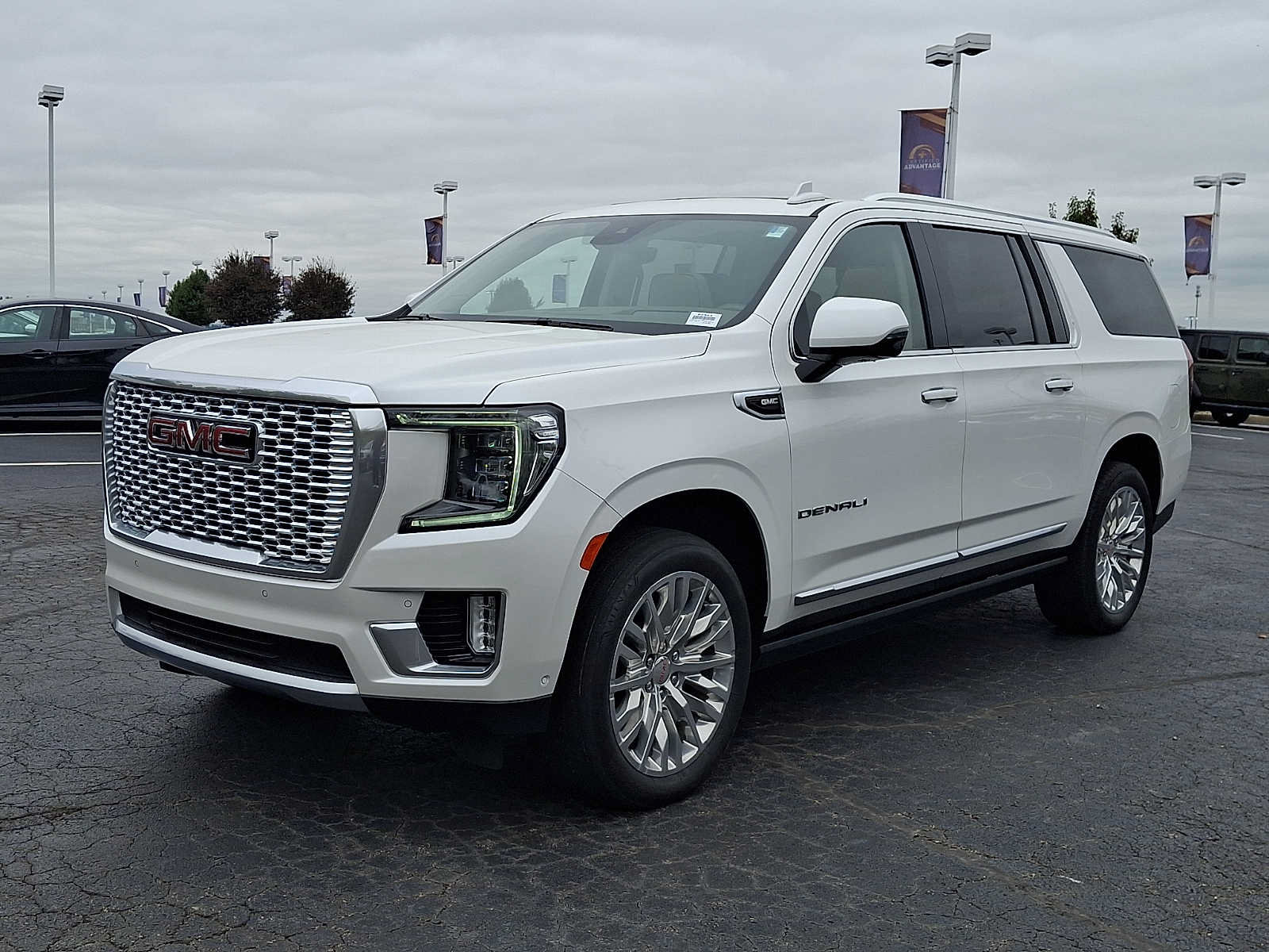 Used 2024 GMC Yukon XL Denali w/ Denali Reserve Package AWD/4WD image 3
