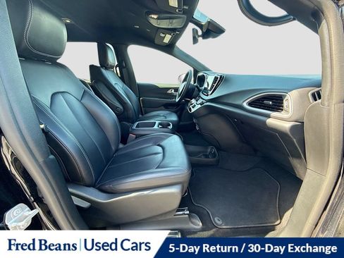 Used 2025 Chrysler Pacifica Select FWD image 34