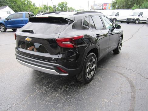 Used 2025 Chevrolet Trax LT w/ Sunroof Package FWD image 4