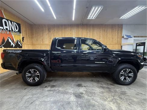 Used 2018 Toyota Tacoma TRD Sport AWD/4WD image 3