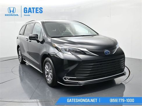 Used 2024 Toyota Sienna XLE image 2