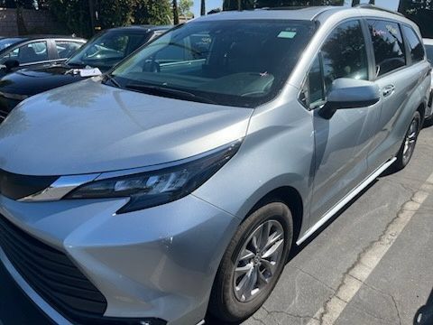 Used 2025 Toyota Sienna XLE FWD image 2