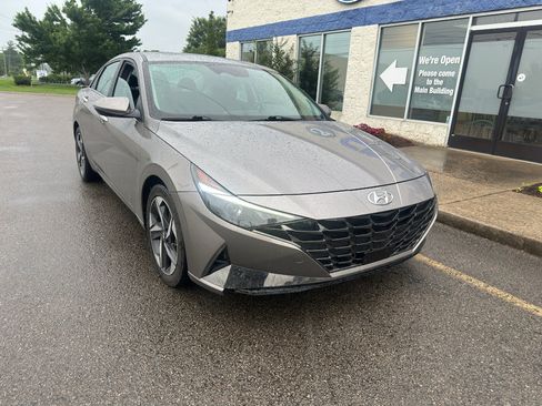 Used 2021 Hyundai Elantra SEL w/ Convenience + Premium Package FWD image 2