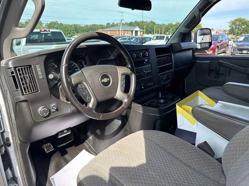 Used 2018 Chevrolet Express 3500 w/ Driver Convenience Package RWD image 32