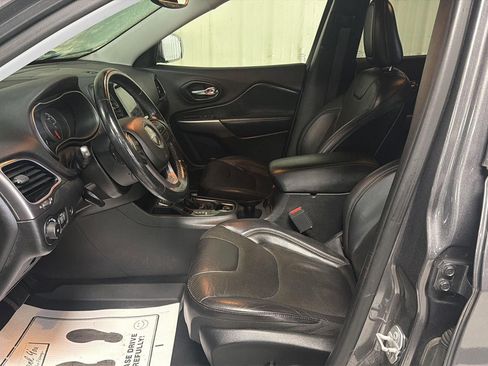 Used 2019 Jeep Cherokee Limited image 14