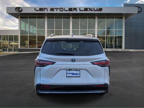 Used 2025 Toyota Sienna Platinum image 4
