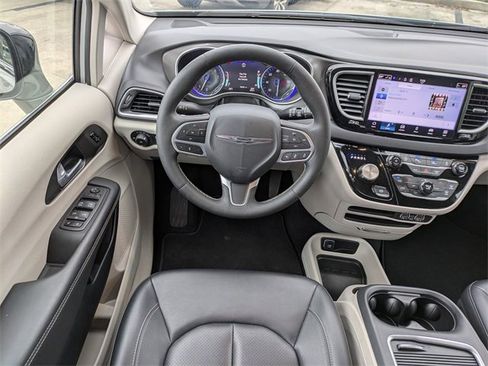 Used 2024 Chrysler Pacifica Touring-L image 19