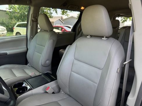 Used 2017 Toyota Sienna XLE FWD image 10