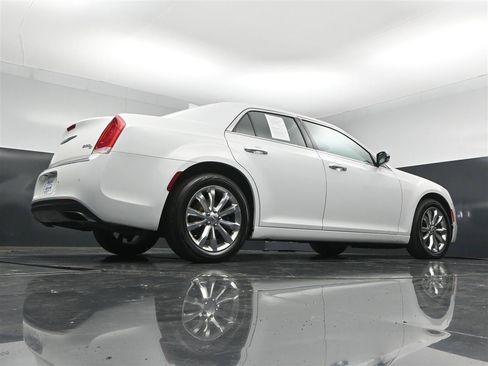 Used 2017 Chrysler 300 C w/ Safetytec Plus Group AWD/4WD image 30