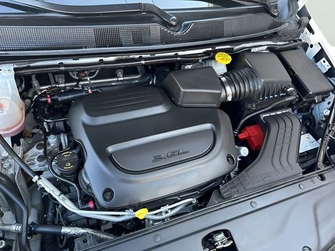 Used 2024 Chrysler Pacifica Touring-L image 17