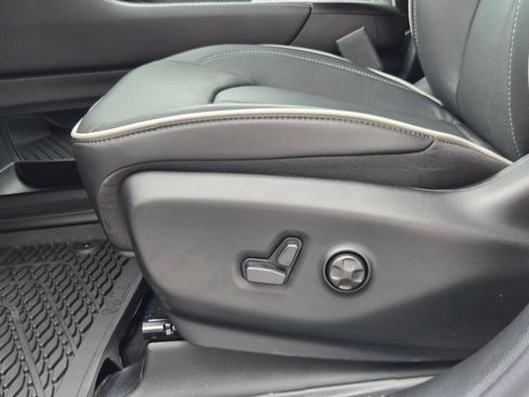 New 2027 Chrysler Pacifica Limited w/ Family Tech Group FWD image 20