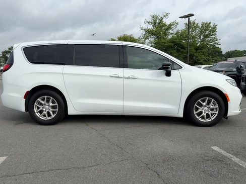 Used 2026 Chrysler Pacifica Select FWD image 8
