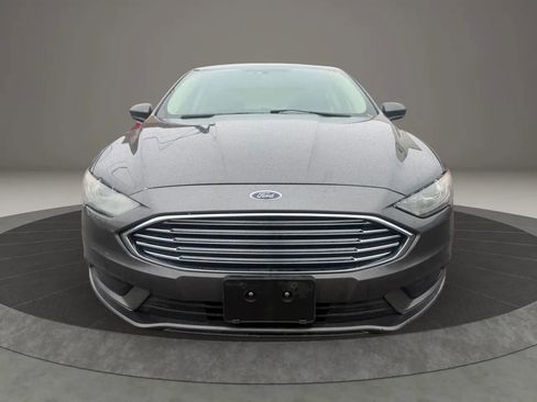 Used 2017 Ford Fusion SE image 2