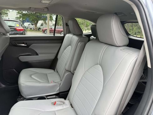 Used 2023 Toyota Highlander XLE AWD/4WD image 14