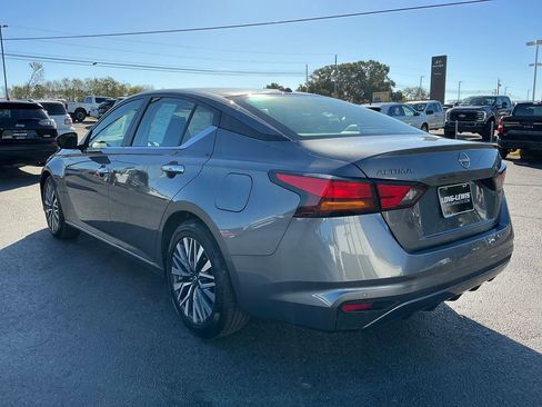 Used 2024 Nissan Altima 2.5 SV image 4