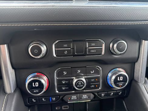 Used 2023 GMC Yukon XL SLT w/ SLT Luxury Package AWD/4WD image 16