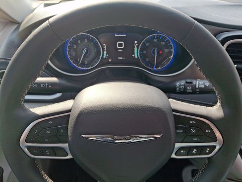 Certified 2023 Chrysler Pacifica Touring-L AWD/4WD image 20