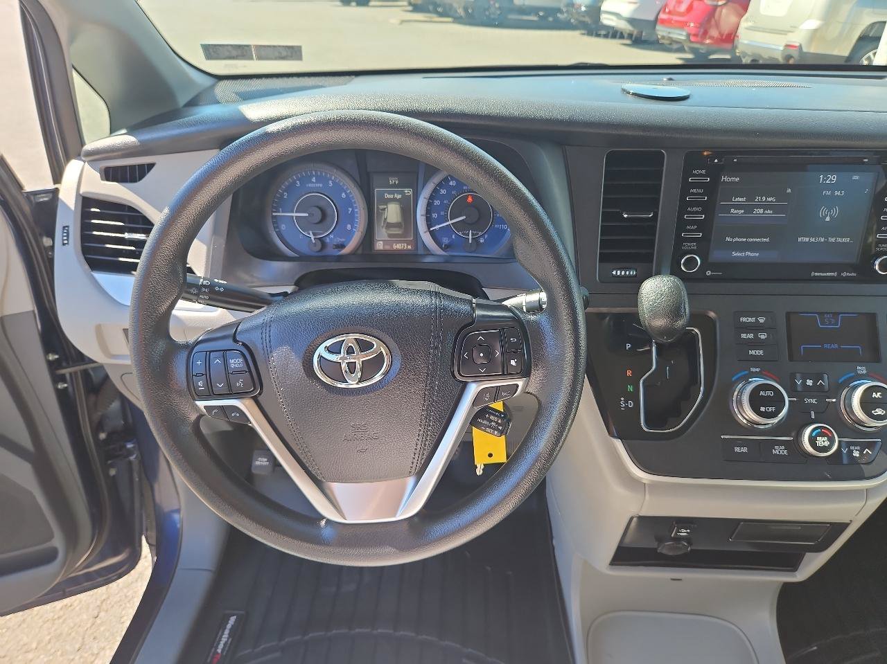 Used 2020 Toyota Sienna LE FWD image 25
