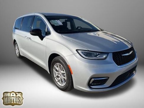 Used 2024 Chrysler Pacifica Touring-L image 4