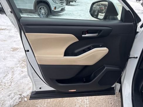 Used 2024 Toyota Highlander XLE image 6