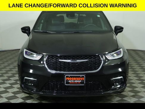 Used 2025 Chrysler Pacifica Select image 9